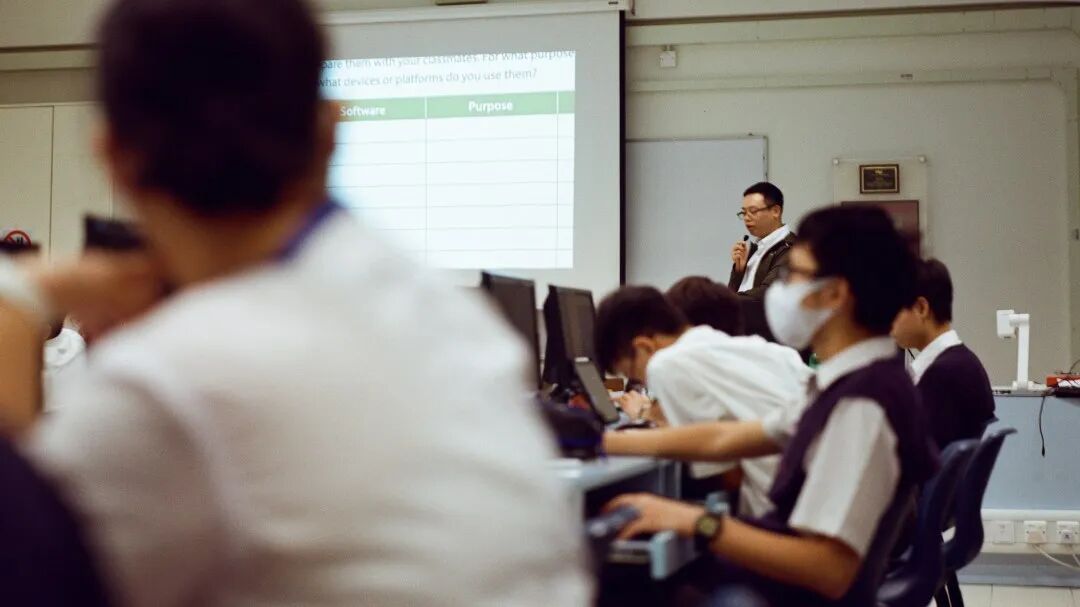 老师讲台授课