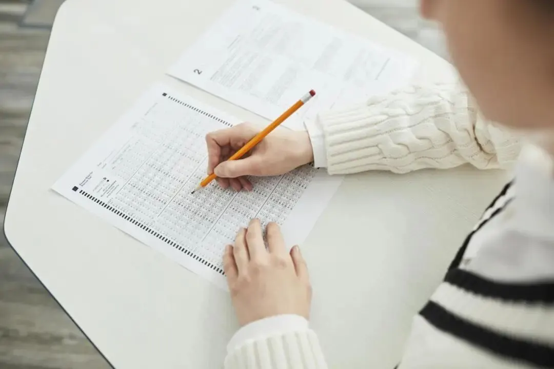 学生正在填写考试答题卡